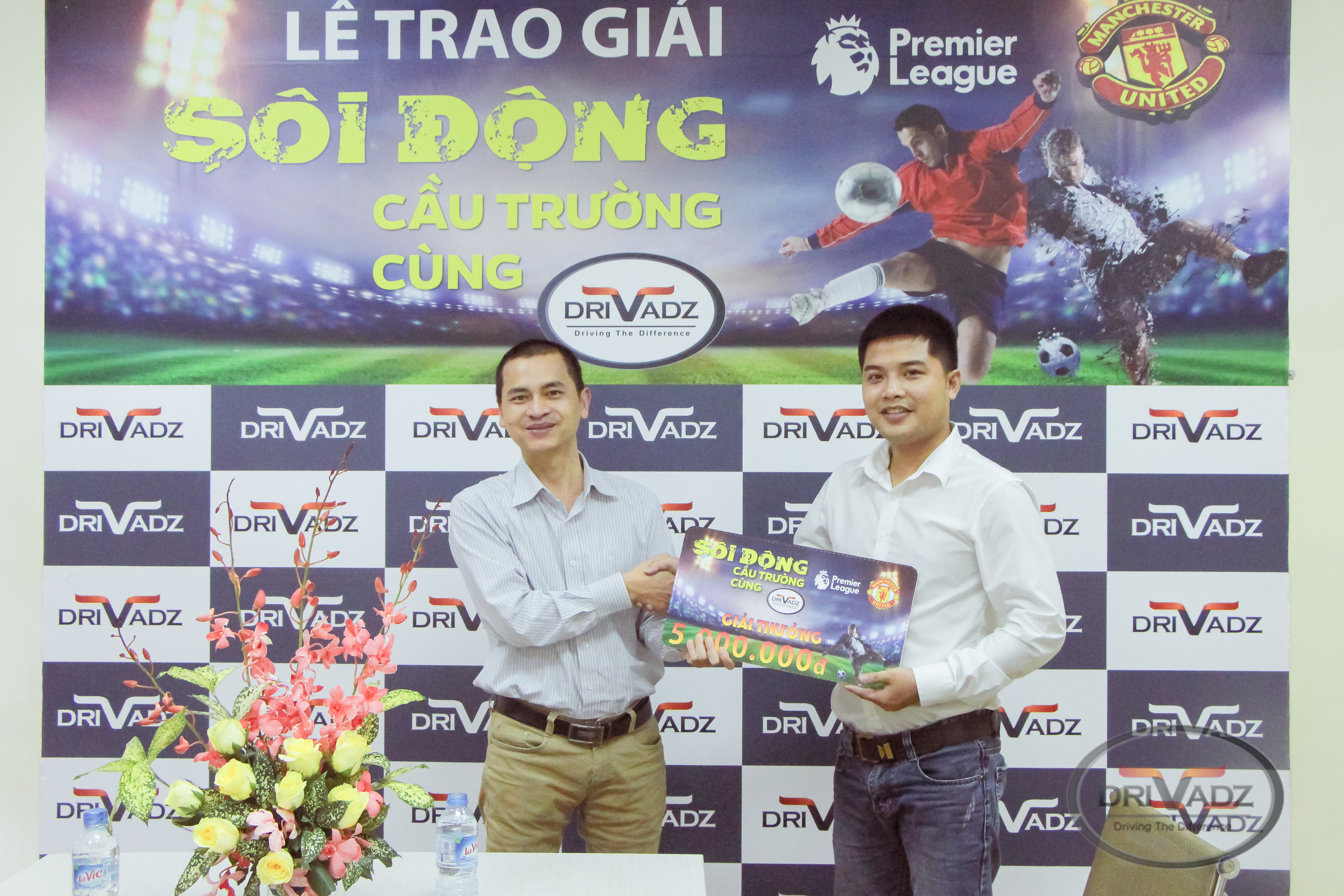 LỄ TRAO GIẢI THƯỞNG 5,000,000VNĐ CHO CHỦ XE TRÚNG GIẢI “SÔI ĐỘNG CẦU TRƯỜNG CÙNG DRIVADZ” ĐỢT 13 LỄ TRAO GIẢI THƯỞNG 5,000,000VNĐ CHO CHỦ XE TRÚNG GIẢI “SÔI ĐỘNG CẦU TRƯỜNG CÙNG DRIVADZ” ĐỢT 13